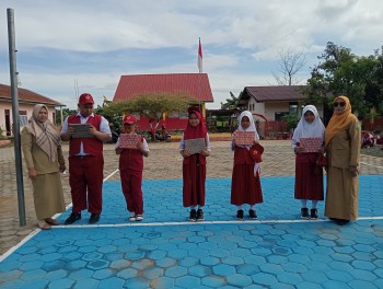 PEMBERIAN HADIAH LOMBA SISWA BERPRESTASI