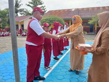 PEMBERIAN HADIAH LOMBA SISWA BERPRESTASI