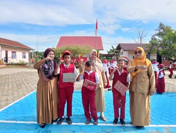 PEMBERIAN HADIAH LOMBA SISWA BERPRESTASI