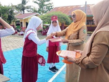 PEMBERIAN HADIAH LOMBA SISWA BERPRESTASI